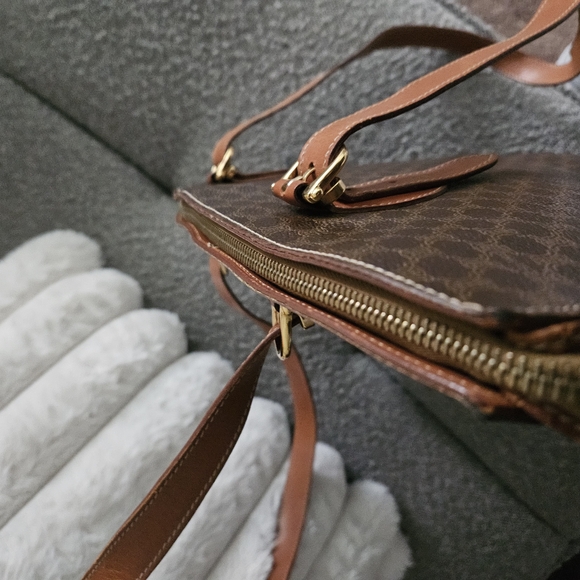 Celine Brown Tan Tote Bag with Classic Design - Picture 5 of 15